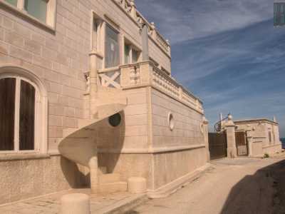 ...l� dove giace l�inutilizzato �Teatro Ulisse�, un politeama costruito nel 2004 da un gruppo di appassionati ma mai inaugurato a causa di problemi burocratici